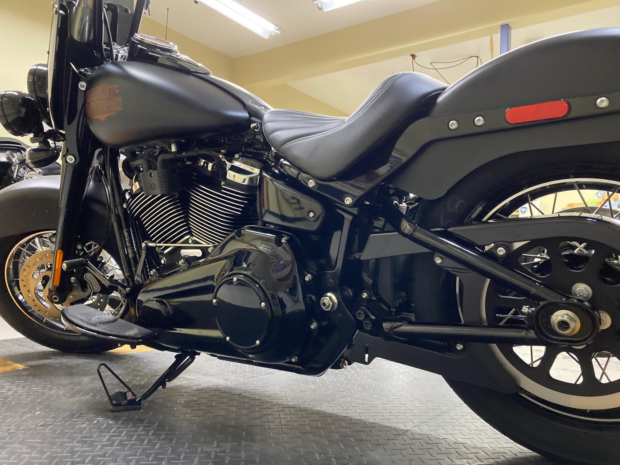 2026 Harley-Davidson® Deadwood™ Black Denim FLHD, photo 9
