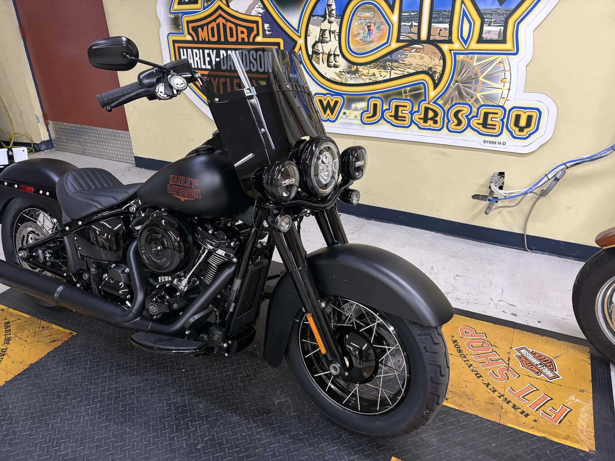 2026 Harley-Davidson® Deadwood™ Black Denim FLHD, photo 2