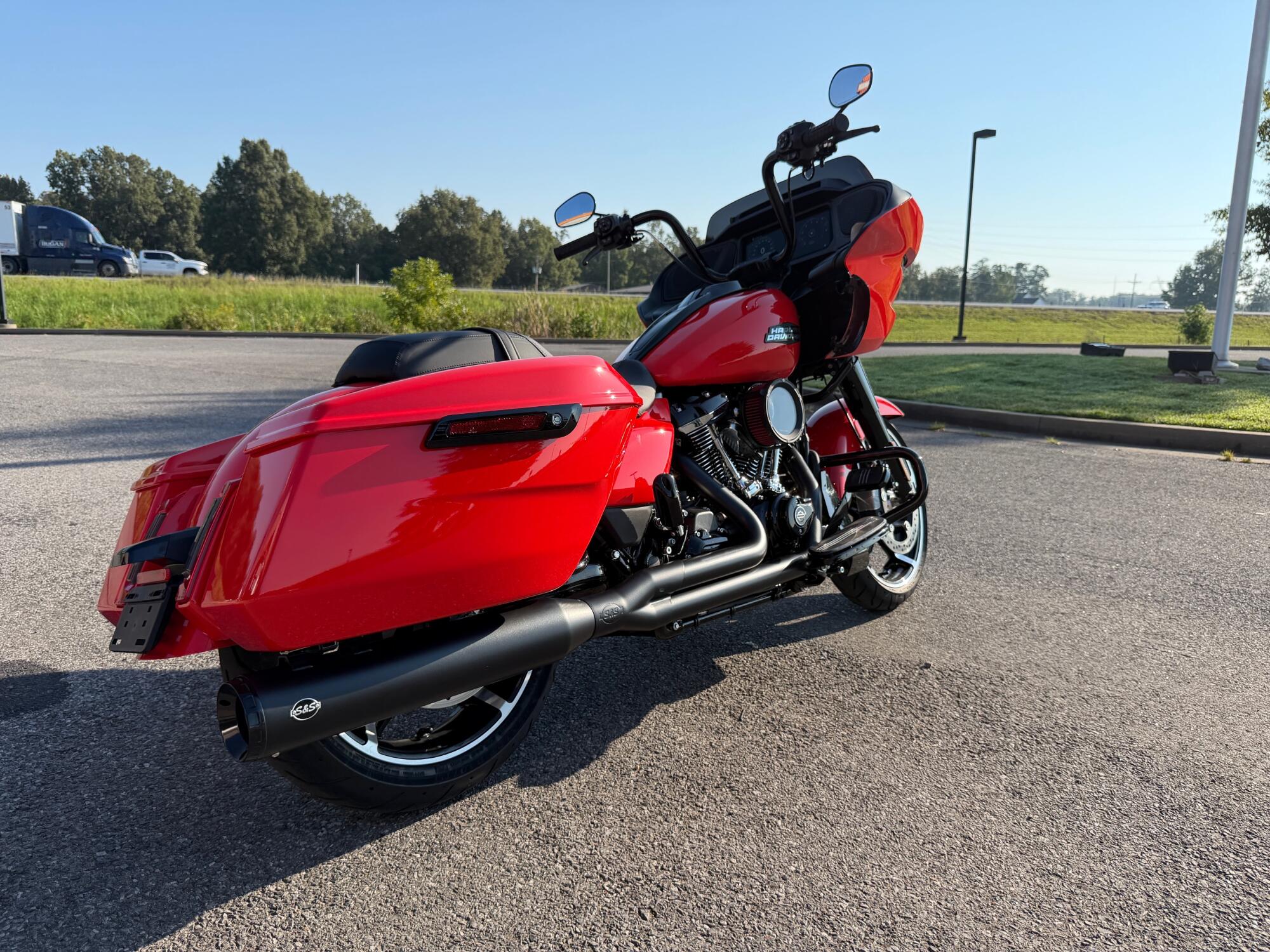 2026 Harley-Davidson® Road Glide™ Blood Orange Black Trim, photo 3