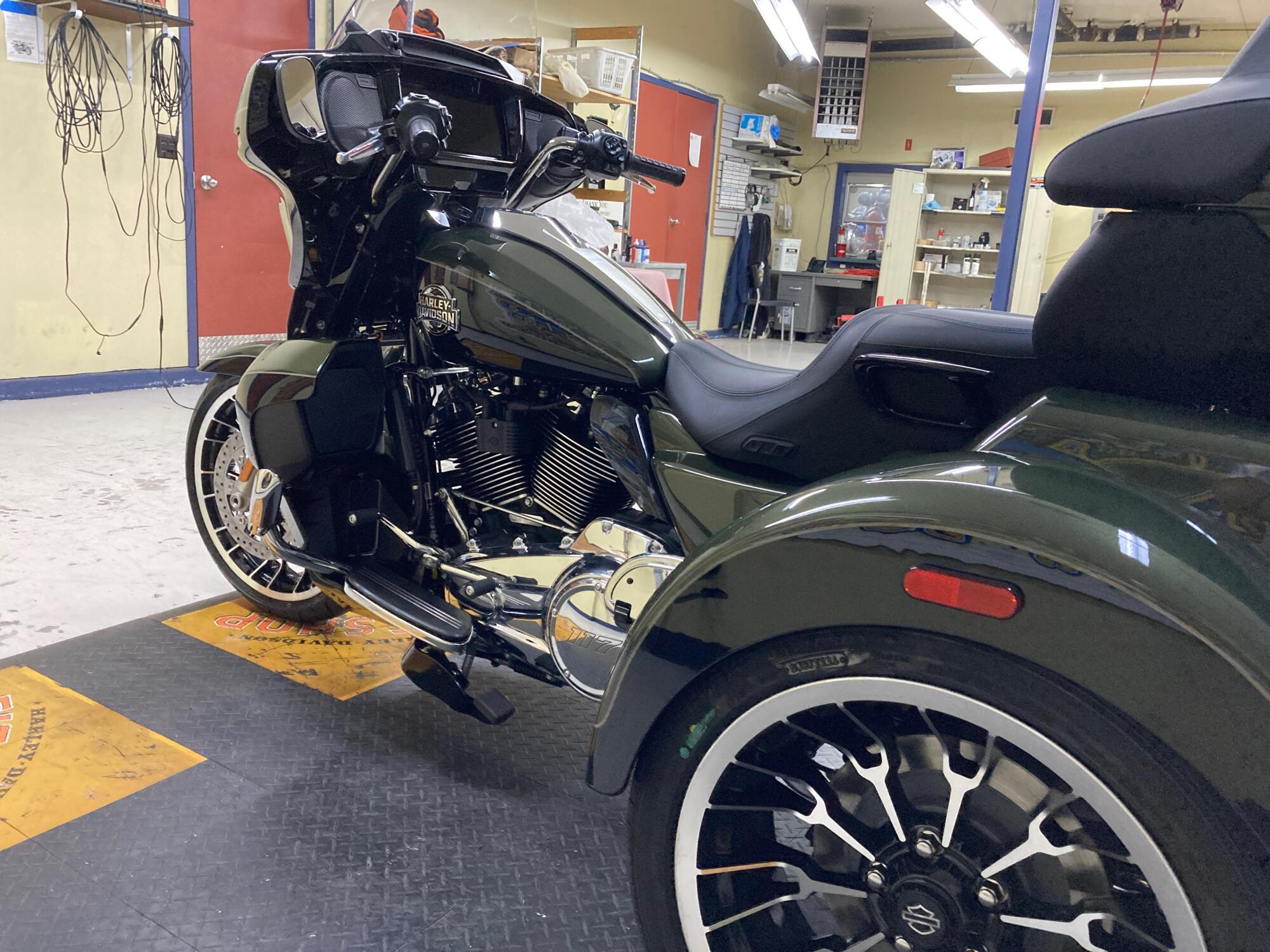 2026 Harley-Davidson® Street Glide 3 Limited Olive Steel Metallic / Vivid Black Chrome Trim FLHLT, photo 4