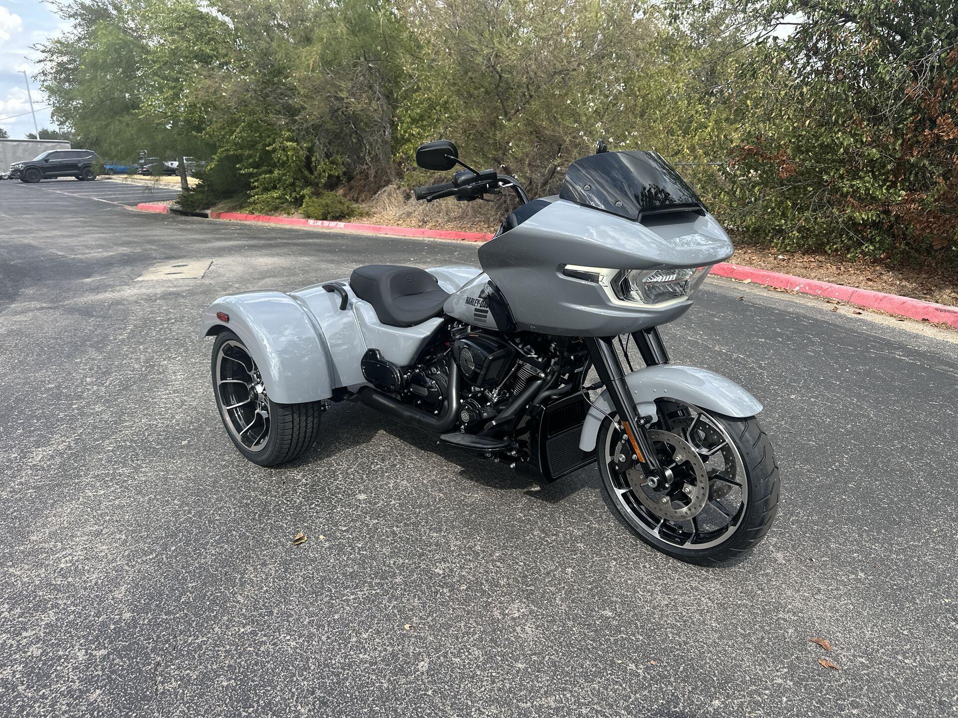 2026 Harley-Davidson® Road Glide 3 FLTRT, photo 3