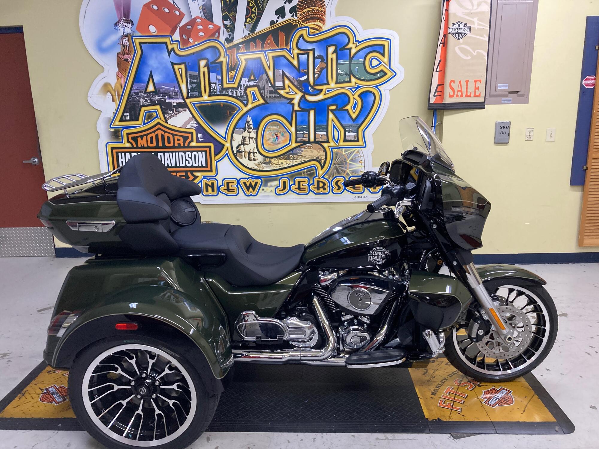 2026 Harley-Davidson® Street Glide 3 Limited Olive Steel Metallic / Vivid Black Chrome Trim FLHLT