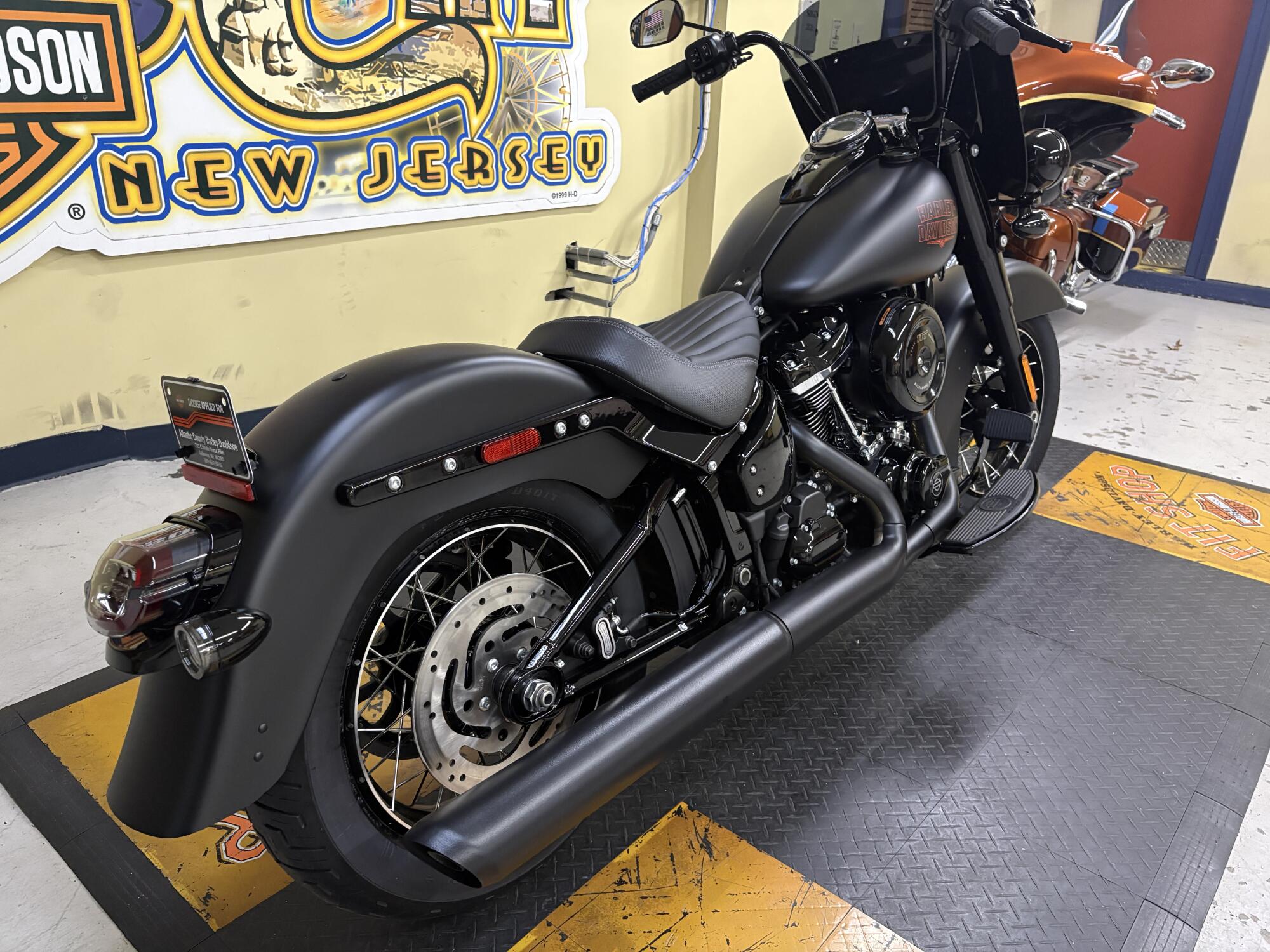 2026 Harley-Davidson® Deadwood™ Black Denim FLHD, photo 4