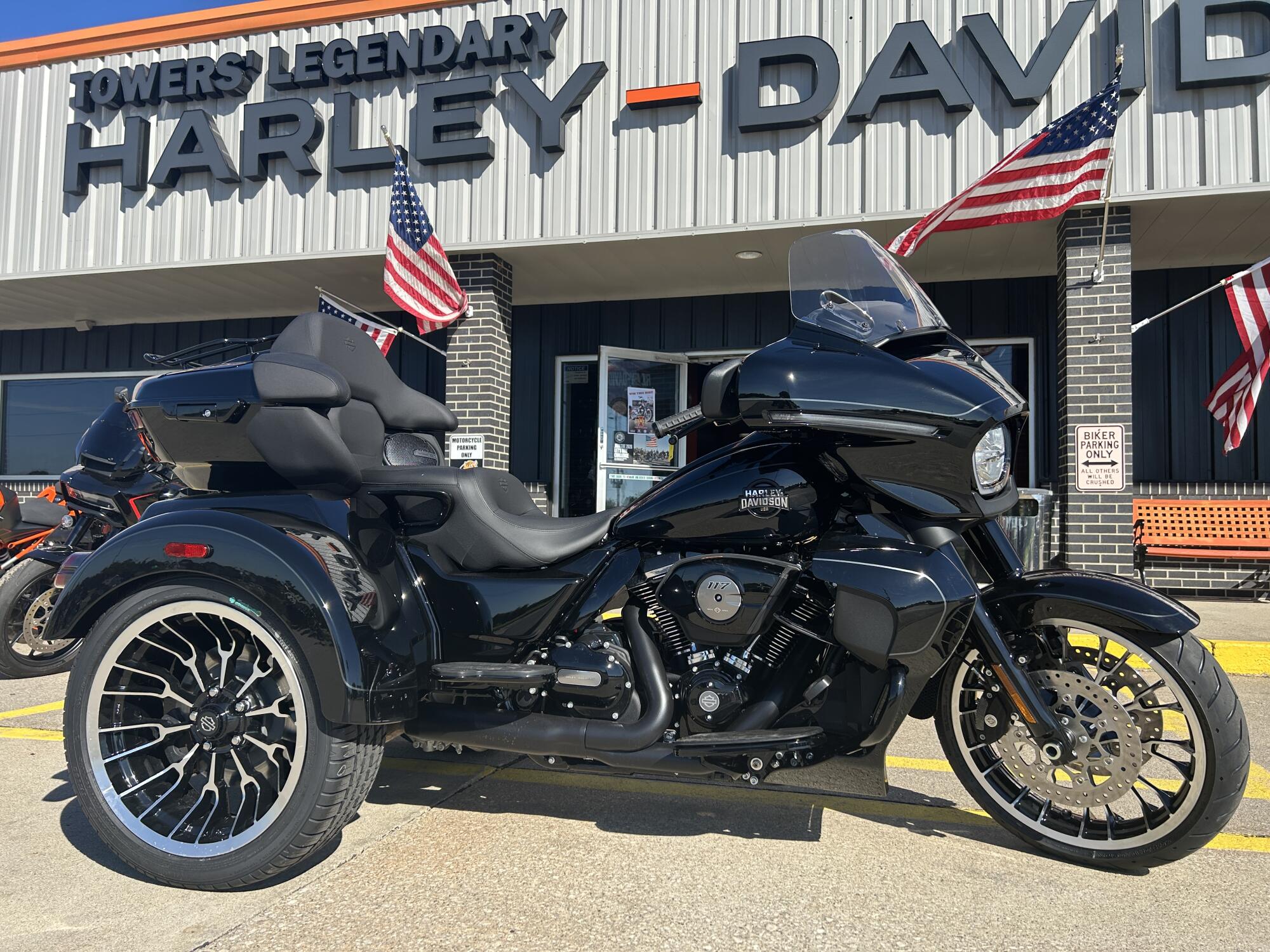 2026 Harley-Davidson® Street Glide 3 Limited Vivid Black - Black Finish