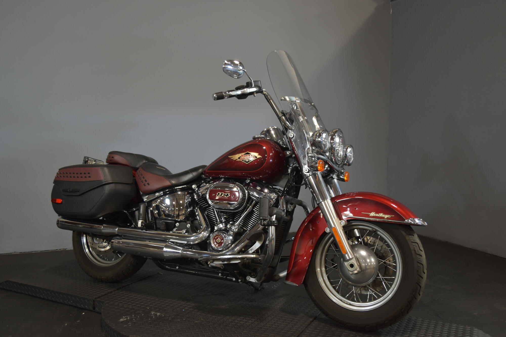 2023 Harley-Davidson® Heritage Classic Heirloom Red Fade, photo 2